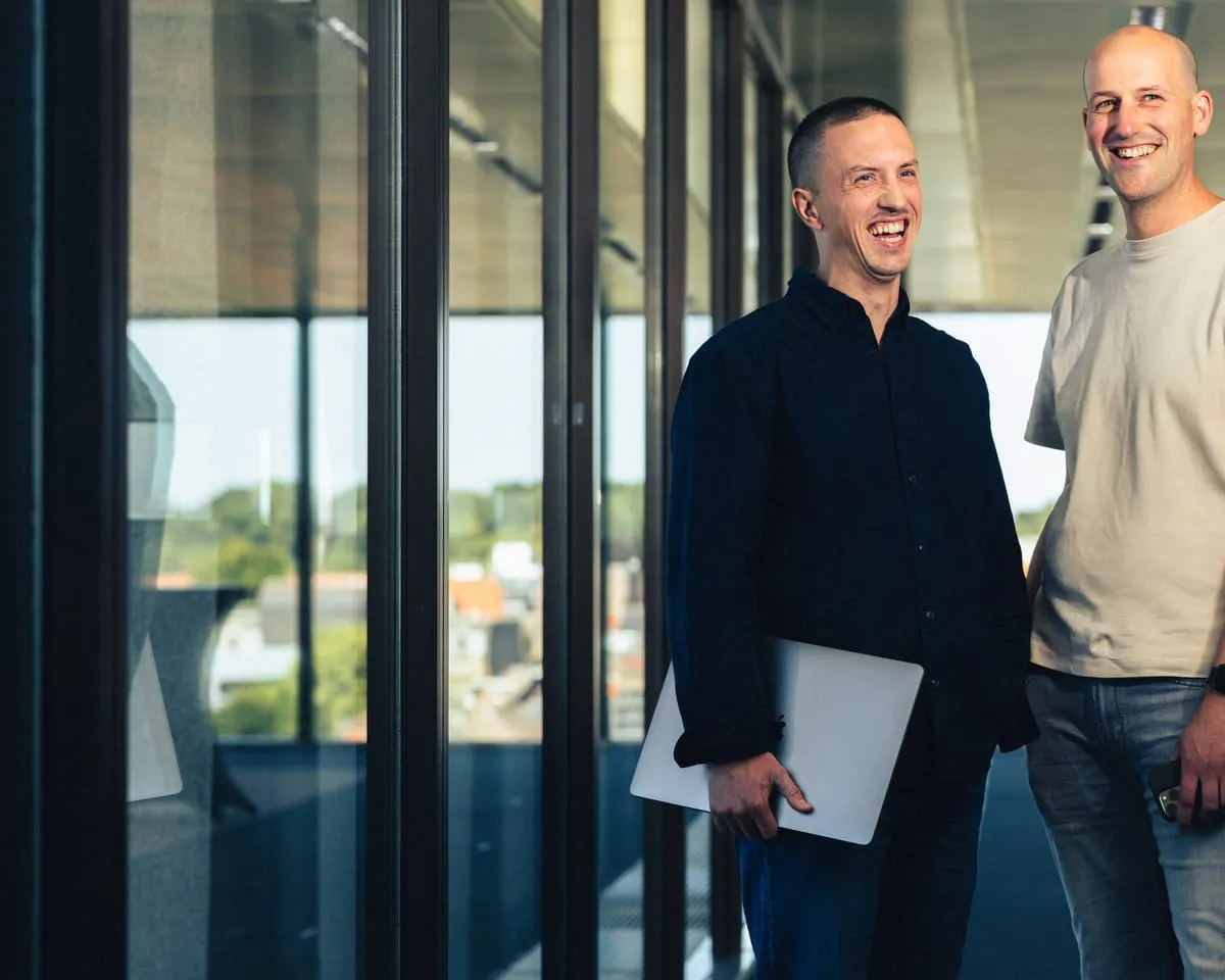 Twee Codeforward-consultants in gesprek op kantoor