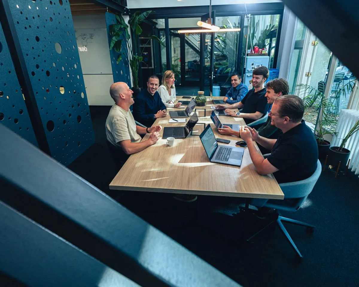 Het Codeforward-team werkt samen in de vergaderruimte