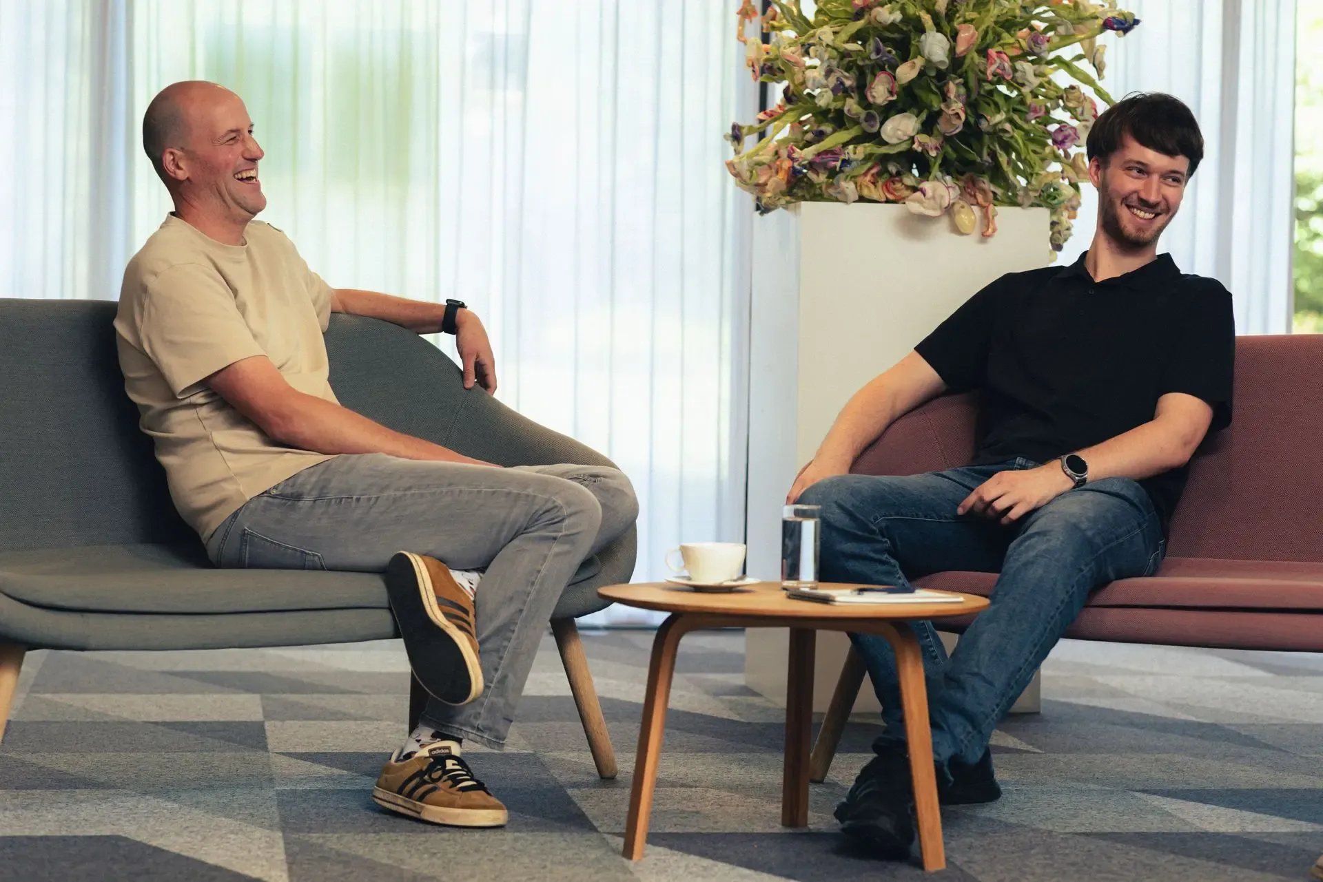 Twee Codeforward consultants in gesprek